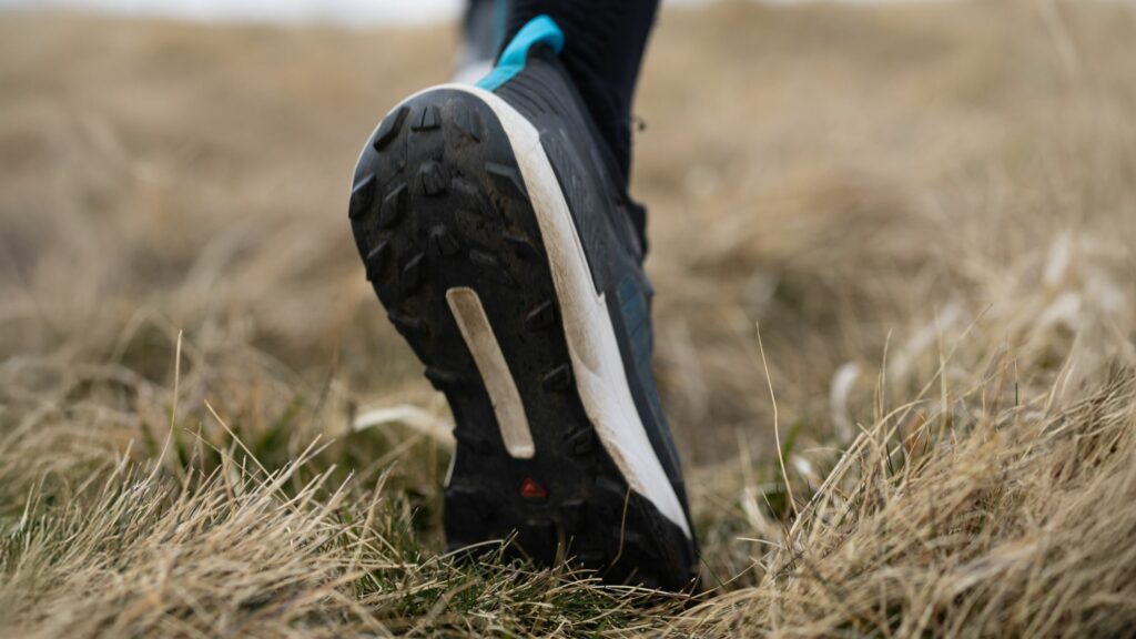 alt="Chaussures de running posées sur la route, symbole d’entraînement et de performance" Comment choisir votre chaussure running - Connaissez votre type de foulée
