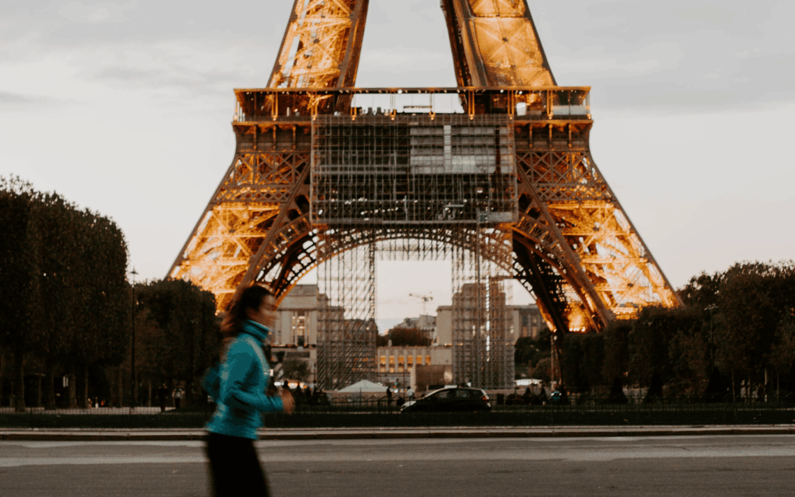 coureuse à pied sous la Tour Eiffel