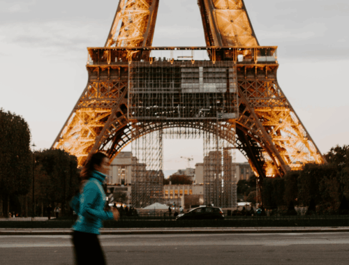 coureuse à pied sous la Tour Eiffel
