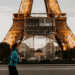 coureuse à pied sous la Tour Eiffel