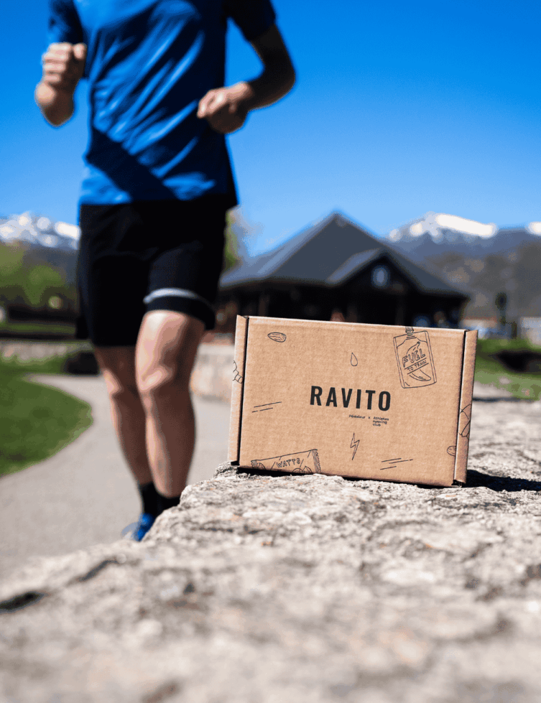 Coureur en train de découvrir la Box RAVITO Pédaleur x Athletes running club
