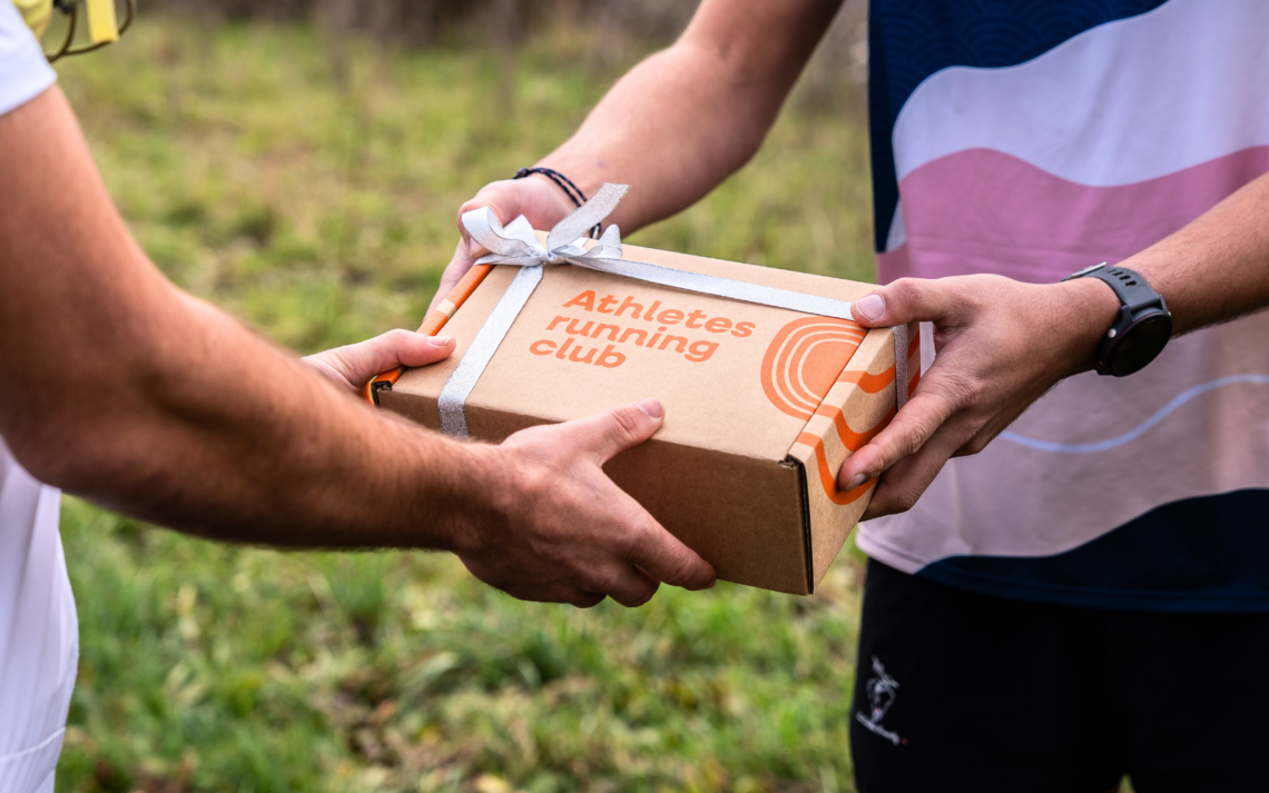 fils en train d'offrir une box Athletes running club pour la Fête des Pères