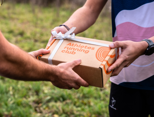 fils en train d'offrir une box Athletes running club pour la Fête des Pères