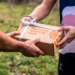 fils en train d'offrir une box Athletes running club pour la Fête des Pères